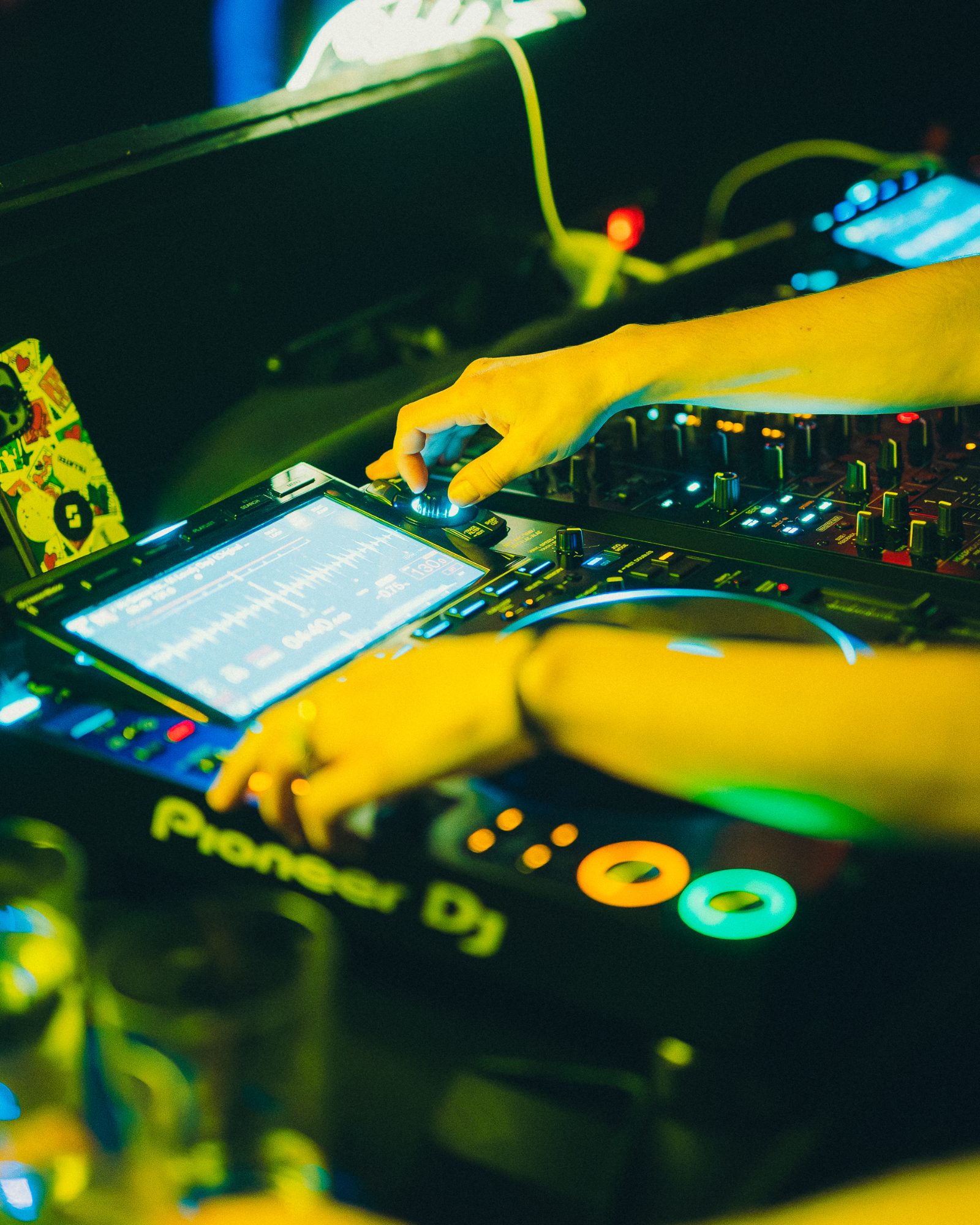 Artist playing in an intimate second room
